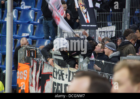 Die legendäre Fans aus der Frankfurter Fußball-Club Eintracht während des Spiels in Hamburg Stockfoto