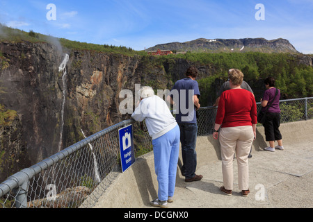 Touristen-Zuchtlinien Vøringfossen Wasserfall an einem Aussichtspunkt in Måbødalen in der Nähe von Eidfjord, Hardanger, Hordaland, Norwegen Stockfoto