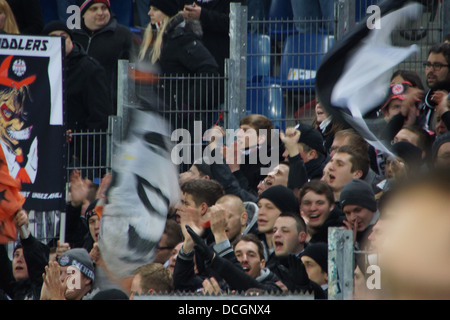 Die legendäre Fans aus der Frankfurter Fußball-Club Eintracht während des Spiels in Hamburg Stockfoto