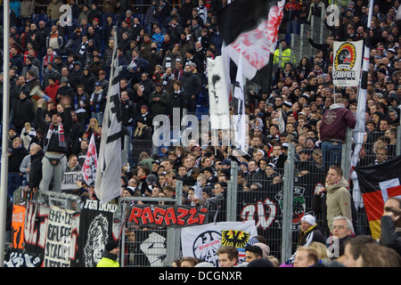 Die legendäre Fans aus der Frankfurter Fußball-Club Eintracht während des Spiels in Hamburg Stockfoto