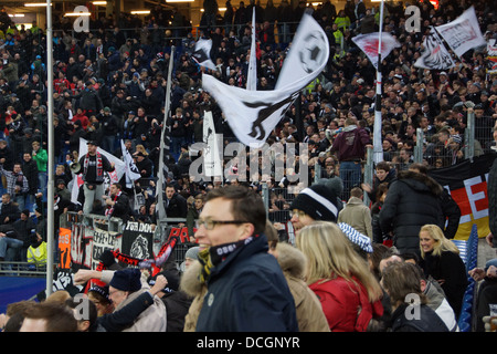 Die legendäre Fans aus der Frankfurter Fußball-Club Eintracht während des Spiels in Hamburg Stockfoto