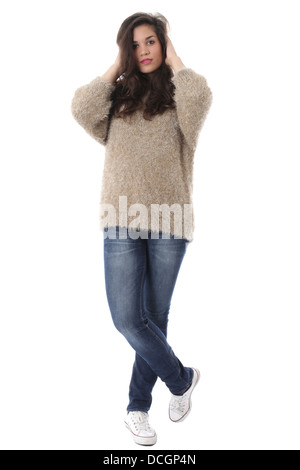 -Modell veröffentlicht. Junge Frau trägt Jeans und wollene Pullover für Ohren Stockfoto