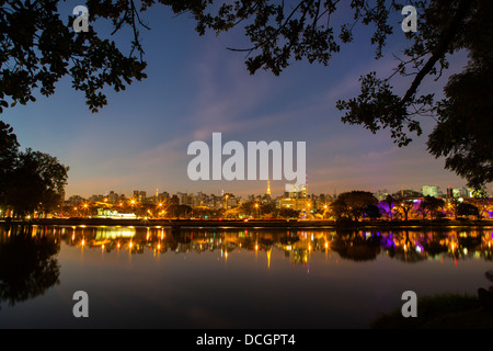 Großen städtischen Park Ibirapuera-Park (Parque Ibirapuera), Sao Paulo Skyline Stadtbild bei Nacht, Brasilien. Stockfoto