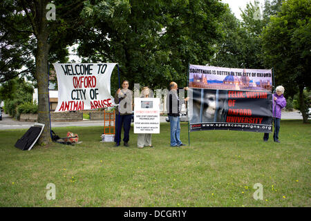 Oxford, UK. 17. August 2013. SPRECHEN Tierrechte Atavists, Pauline, Pete, Steve und Shelia halten eine Plakate aus Protest gegen Oxford Universität Tier Labor Samstag 17. August 2013 17/08/13 Oxford Ringstraße, England http://speakcampaigns.org Credit: Jack Cox in der englischen Landschaft/Alamy Live News Stockfoto