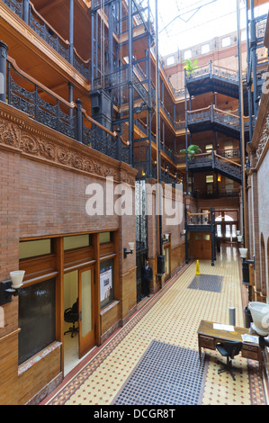 Historic Bradbury Building in der Innenstadt von Los Angeles. Im Jahr 1893 fertig und für Büroräume und als Drehort verwendet. Stockfoto