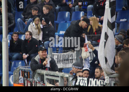 Die legendäre Fans aus der Frankfurter Fußball-Club Eintracht während des Spiels in Hamburg Stockfoto