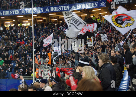 Die legendäre Fans aus der Frankfurter Fußball-Club Eintracht während des Spiels in Hamburg Stockfoto