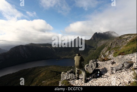 Fotograf bei Marions Lookout auf dem Gipfel Weg des Cradle Mountain in Tasmanien Stockfoto