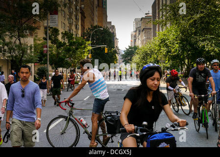 Manhattan, New York, 17. August. Radfahrer, Jogger und Spaziergänger genießen Auto freie Straßen auf der Park Avenue als Teil von New York City Summer Streets 17. August 2013 in New York City. Bildnachweis: Donald Bowers/Alamy Live News Stockfoto