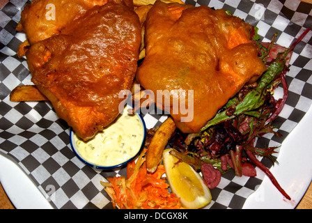 Tief gebratener Lachs in Tempura Teig Pommes frites Zahnstein Biersauce geriebener Karottensalat Stockfoto