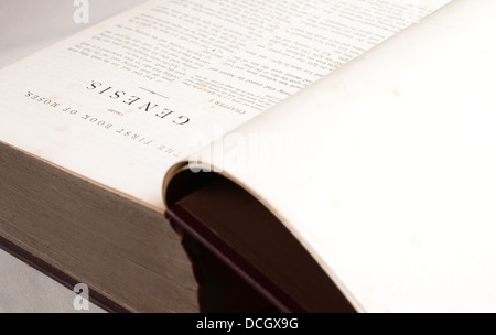 Seite offen über die Genesis der Bibel. Das erste Buch des alten Testaments Stockfoto