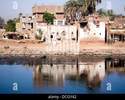 Typische Gehäuse an den Ufern des Nils in Oberägypten Stockfoto