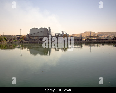 Industrie am Ufer des oberen Nil in Ägypten Stockfoto