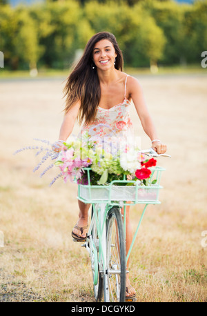 Schöne junge Frau auf Fahrrad in Landschaft, Sommer-Lifestyle Stockfoto