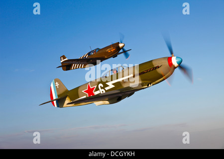 Ein Jagdflugzeug Jakowlew Jak-9 und einer North American P-51A Mustang im Flug in der Nähe von Chino, Kalifornien. Stockfoto