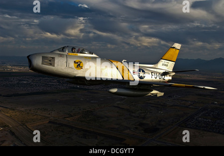 Eine North American F-86F Sabre im Flug in der Nähe von Glendale, Kalifornien. Stockfoto