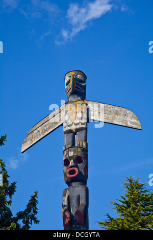 Auf der Suche nach unten Totem in Victoria, Kanada Stockfoto