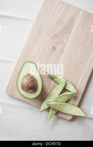 Avocado halbieren, mit Stein Stockfoto