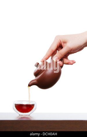 Eine Hand in Gießen Tee-Nahaufnahme Stockfoto