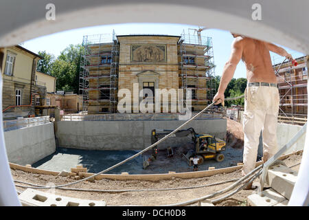 Bauarbeiter arbeiten an der Renovierung des Hauses Wahnfried, das ehemalige Wohnhaus von Richard Wagner (1813-1883), in Bayreuth, Deutschland, 16. August 2013. Foto: David Ebener Stockfoto