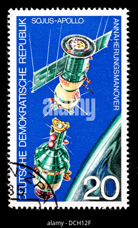 Briefmarke aus Ostdeutschland (DDR) Darstellung der Apollo-Sojus-Raumschiffe im Raum, etwa auf dock. Stockfoto