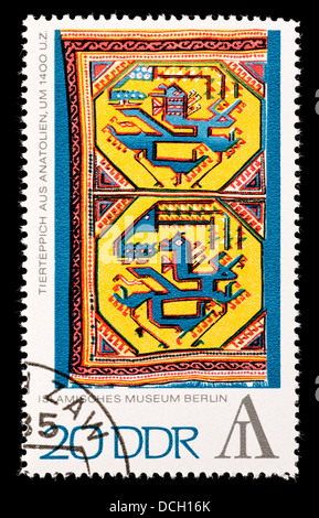 Briefmarke aus Ostdeutschland (DDR) Darstellung einen Wandteppich mit Tier-Design aus Anatolien, ca. 1400 AD. Stockfoto