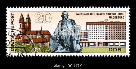 Briefmarke aus Ostdeutschland (DDR) Darstellung Kathedrale, Otto von Guericke Denkmal und Hotel International, Magdeburg. Stockfoto