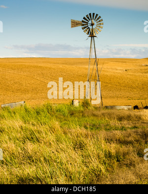 US-Bundesstaat Washington.  Eine Windmühle liefert Wasser für Lager Tanks auf einer Farm im ländlichen östlichen Washington Stockfoto