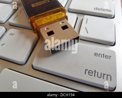 Flash-Laufwerk auf Tastatur-Tasten Stockfoto