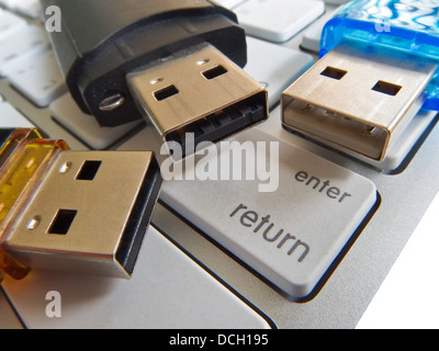 Flash-Laufwerk auf Tastatur-Tasten Stockfoto