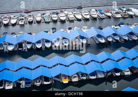 Coeur d ' Alene, Idaho.  Blauen Abdeckungen schützen Boote in der Marina resort Stockfoto