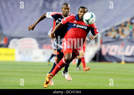 17. August 2013 - Foxborough, Massachusetts, USA - 17. August 2013 - Foxborough, Massachusetts, USA - Chicago Fire nach vorne Juan Luis Anangono (33) und New England Revolution Verteidiger Jose Goncalves (23)-Kampf um den Ball während der ersten Hälfte in Chicago Fire Vs New England Revolution Major League Soccer Spiel spielen im Gillette Stadium in Foxborough, Massachusetts statt. Eric Canha/CSM Stockfoto