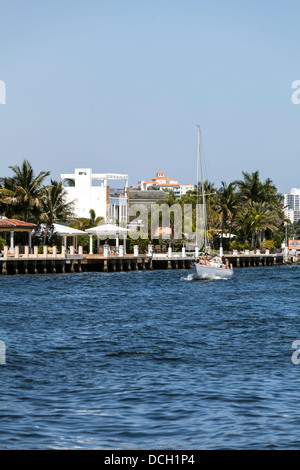 Segelboot Sloop Autofahren entlang Intracoastal Waterway in Fort Lauderdale, Florida. Stockfoto