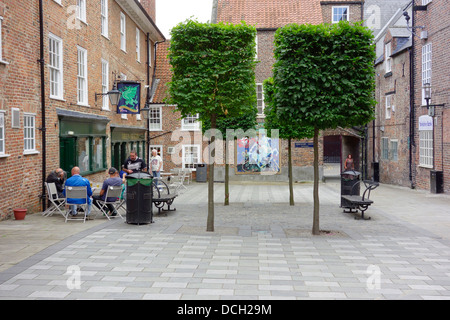 Trinker vor dem Pub in Green Dragon Hof Stockton on Tees Stockfoto