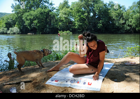 Junge Frau beim Sonnenbaden Fluss Lot mit Hund Wasser abschütteln, in der viele Region oder Abteilung der Süd-West-Frankreich Stockfoto