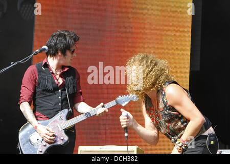 Mainz, Deutschland. 17. August 2013. Gitarrist Frans ãSpikeÒ van Zoest (L) und Sänger Marcel Veenendaal (R) des Di-Rect sind auf der Bühne das RPR1 Rheinland-Pfalz Open Air 2013 abgebildet.  Deutscher Rapper MC Fitti aus Berlin live auf der RPR1 Rheinland Pfalz Open Air 2013 in Mainz gespielt. Das open Air ist eine jährliche Veranstaltung, die vom Parlament des Landes Rheinland-Pfalz mitorganisiert wird. Bildnachweis: Michael Debets/Alamy Live-Nachrichten Stockfoto