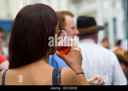 Frauen trinken auf der Straße während der Brecon Jazz Festival 2013 Stockfoto