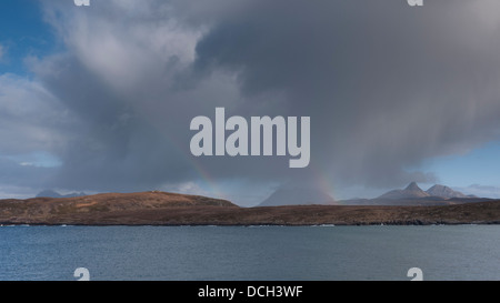 Regenwolken übergehen die dramatische Berglandschaft des Inverpolly National Nature Reserve in Assynt, Schottisches Hochland-UK Stockfoto