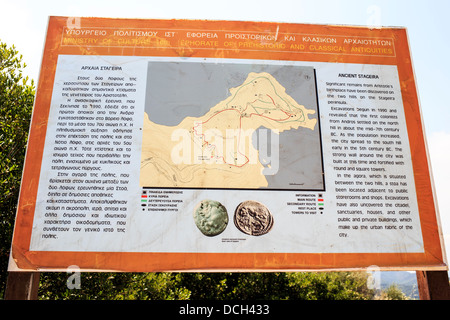 Info-Tafel an der antiken griechischen Stadt von Stagira, Griechenland, Geburtsort von Aristoteles. Stockfoto