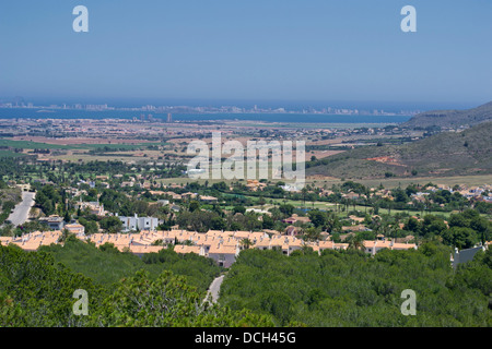 Blick auf La Manga Club Resort mit La Manga Streifen in der Ferne, Region Murcia, Costa Calida, Spanien Stockfoto