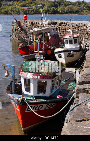 Kleine rote und weiße Angelboote/Fischerboote vertäut am Broadford Pier, Broadford, Isle Of Skye, Schottland Stockfoto