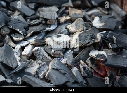 Verbrannte Kohle und Asche mit einem kleinen Leuchten. Stockfoto