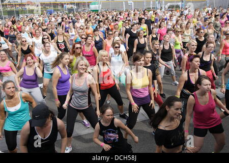 Danzig, Polen 18. August 2013 Zumba Maraton in Danzig vor PGE Arena Stadion. Über 540 Menschen tanzen Zumba um den Weltrekord zu schlagen Stockfoto