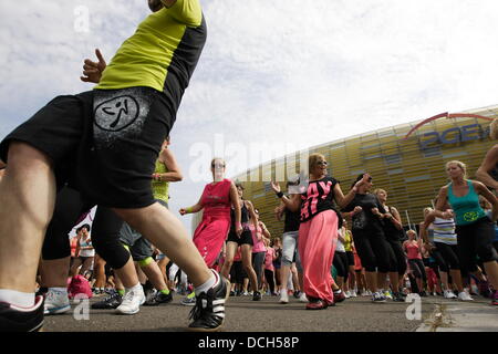 Danzig, Polen 18. August 2013 Zumba Maraton in Danzig vor PGE Arena Stadion. Über 540 Menschen tanzen Zumba um den Weltrekord zu schlagen Stockfoto