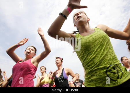 Danzig, Polen 18. August 2013 Zumba Maraton in Danzig vor PGE Arena Stadion. Über 540 Menschen tanzen Zumba um den Weltrekord zu schlagen Stockfoto