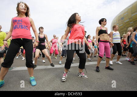 Danzig, Polen 18. August 2013 Zumba Maraton in Danzig vor PGE Arena Stadion. Über 540 Menschen tanzen Zumba um den Weltrekord zu schlagen Stockfoto