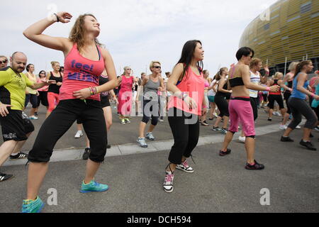 Danzig, Polen 18. August 2013 Zumba Maraton in Danzig vor PGE Arena Stadion. Über 540 Menschen tanzen Zumba um den Weltrekord zu schlagen Stockfoto