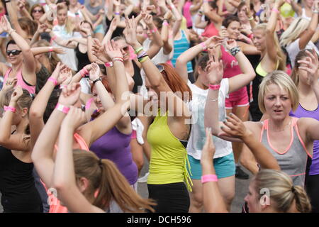 Danzig, Polen 18. August 2013 Zumba Maraton in Danzig vor PGE Arena Stadion. Über 540 Menschen tanzen Zumba um den Weltrekord zu schlagen Stockfoto