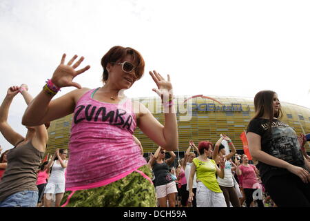 Danzig, Polen 18. August 2013 Zumba Maraton in Danzig vor PGE Arena Stadion. Über 540 Menschen tanzen Zumba um den Weltrekord zu schlagen Stockfoto