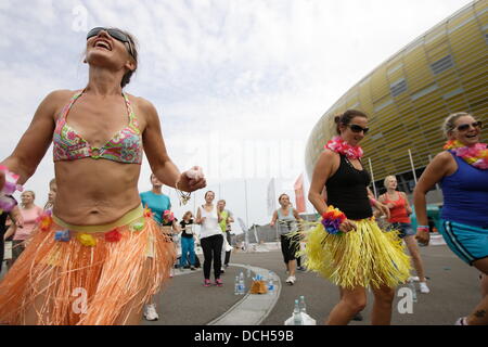 Danzig, Polen 18. August 2013 Zumba Maraton in Danzig vor PGE Arena Stadion. Über 540 Menschen tanzen Zumba um den Weltrekord zu schlagen Stockfoto